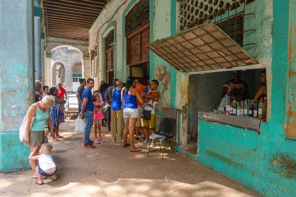 Line to the store in Havana Line to the store in Havana