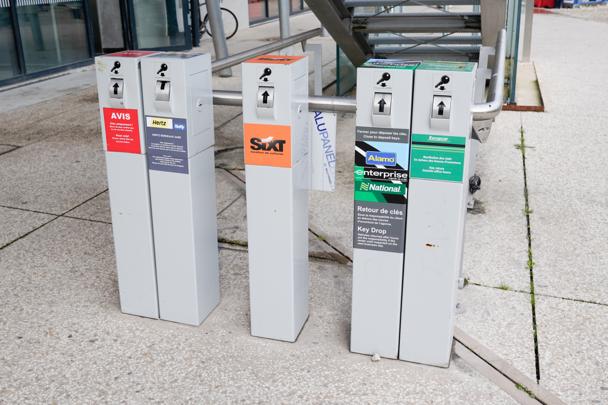 Rental car key drop boxes in France